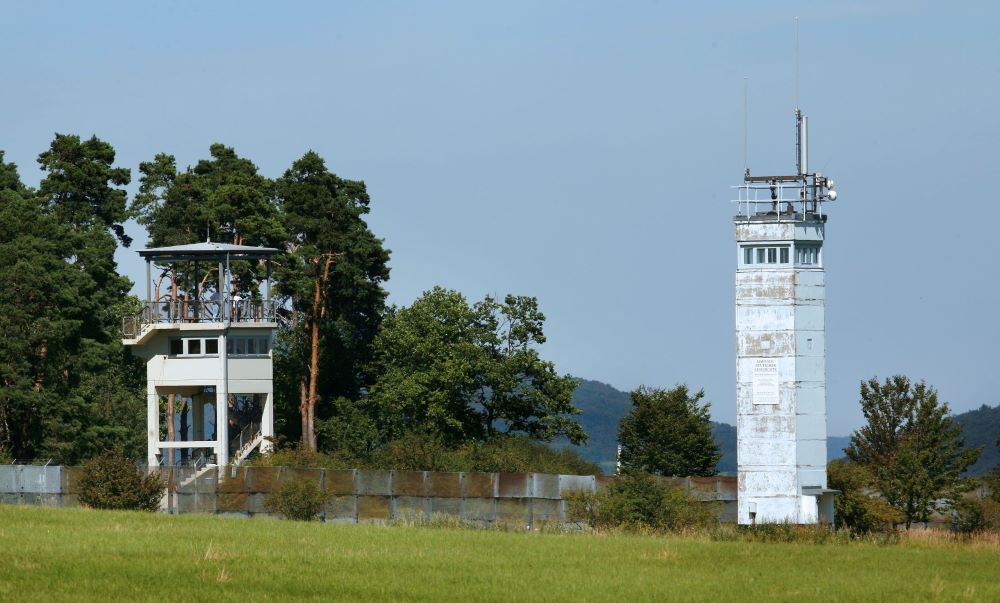 Authentisches-Zeitzeugnis-Links-der-ehemale-Beobachtungsturm-im-US-Camp-rechts-der-DDR-Grenzturmmbc2-1